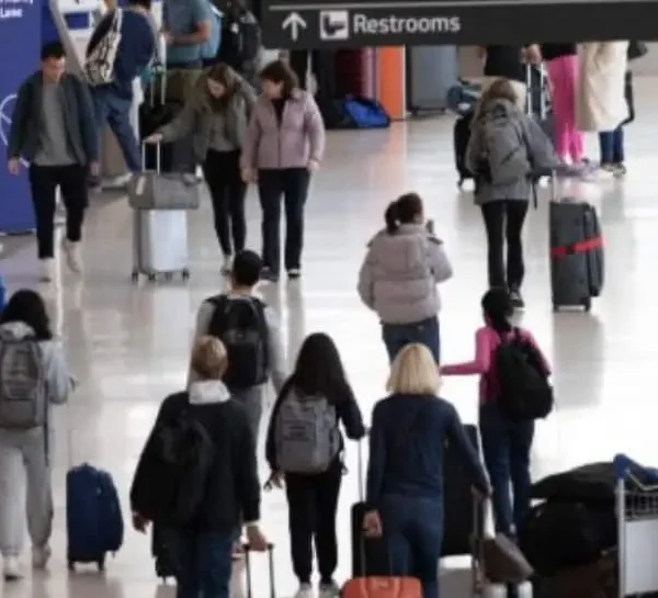 अमेरिका में सरकारी शटडाउन का असर: 32 लाख से ज़्यादा यात्रियों की फ्लाइट्स रद्द/निलंबित