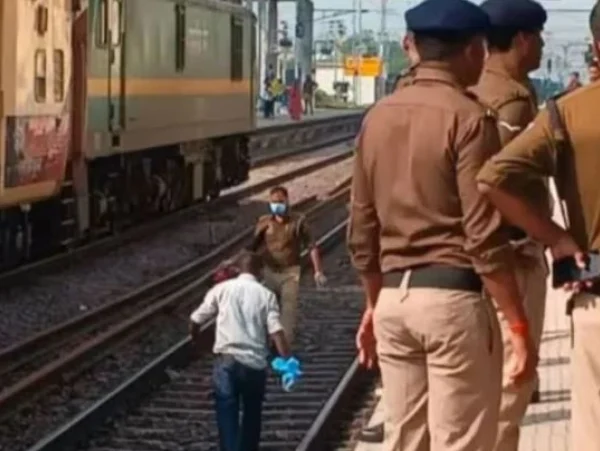 मुंबई में मिर्जापुर जैसा रेल हादसा, तीन महिलाओं समेत 5 यात्रियों को ट्रेन ने रौंदा